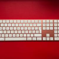 Magic Keyboard con TouchID e tastierino numerico.