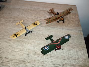 Set di tre modellini di aerei militari 