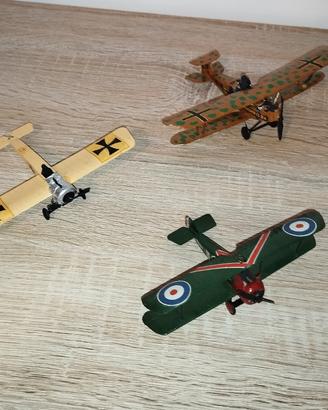 Set di tre modellini di aerei militari 