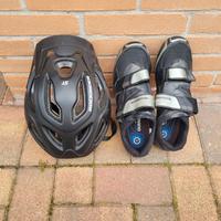 scarpe da bici e casco