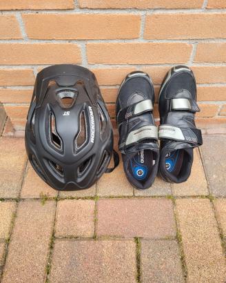 scarpe da bici e casco