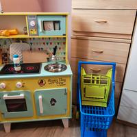 cucina giocattolo di legno e carrello 