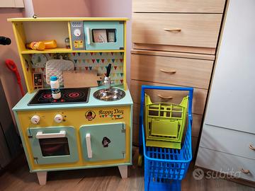 cucina giocattolo di legno e carrello 
