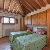 Camera con armadio a ponte in legno massello