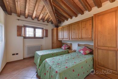 Camera con armadio a ponte in legno massello