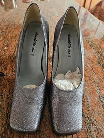 Scarpe argentate col tacco 