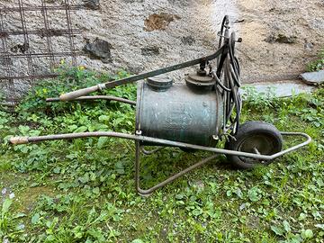 Carriola d’epoca per dare il ramato per giardino