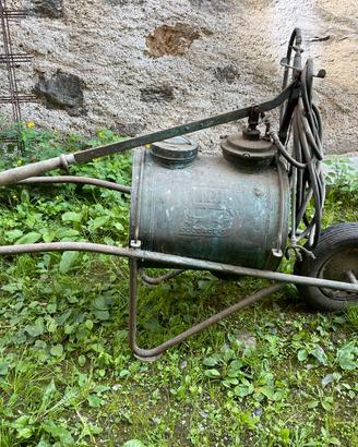 Carriola d’epoca per dare il ramato per giardino