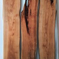 Tavolo il legno d’ulivo e resina trasparente