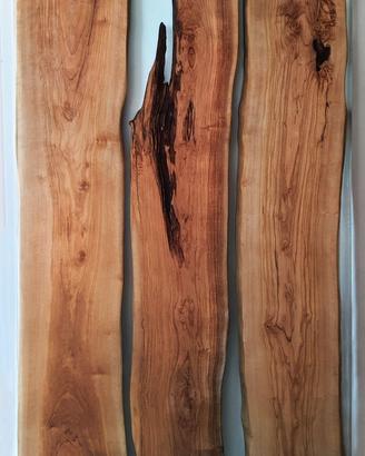Tavolo il legno d’ulivo e resina trasparente