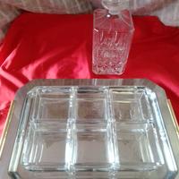 Vassoio inox con caraffa in vetro.