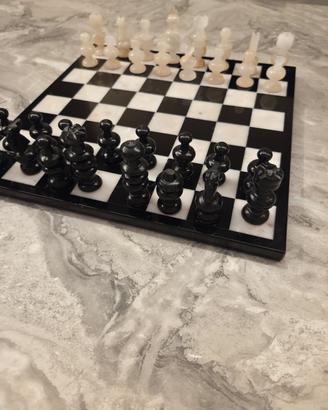 Scacchiera in marmo nera e bianca
