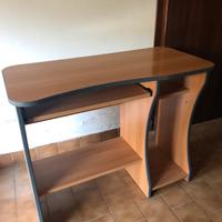 Scrivania porta PC con mensola estraibile