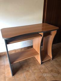 Scrivania porta PC con mensola estraibile