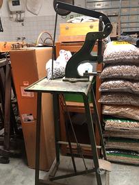 Base a pedale per bottoni automatici