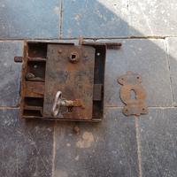 Serratura vecchia per portoni in legno