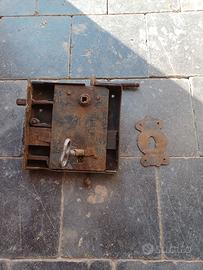 Serratura vecchia per portoni in legno