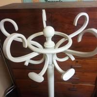 Vecchio appendiabiti piantana laccata bianca