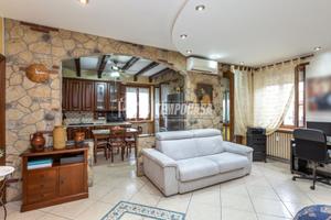 AMPIO TRILOCALE COMPLETAMENTE RISTRUTTURATO!!