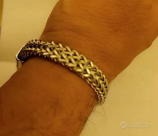 bracciale unisex con chiusura a calamita.