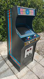 Cabinato arcade.