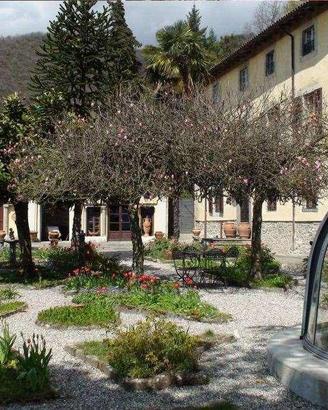Villa di 800 m² con più di 5 locali e posto auto a