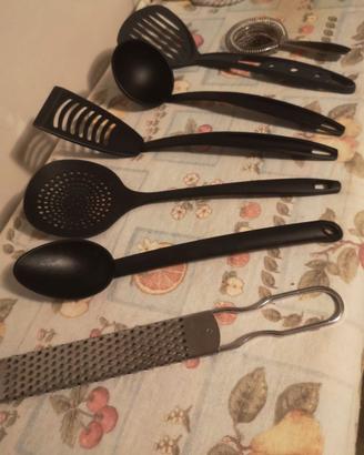 Mestoli, grattugia e colino.