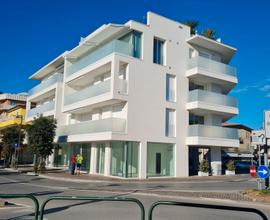 Fronte mare nel centro di Caorle con parcheggio