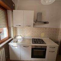 Cucina completa con forno, piano cottura e cappa