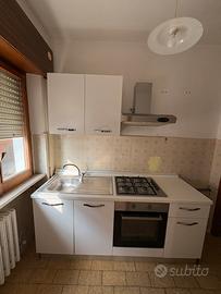 Cucina completa con forno, piano cottura e cappa