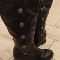 stivale nero particolare