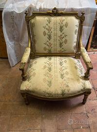 Poltrona Luigi XVI in legno intagliato e dorato