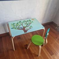 Tavolino in legno Gufetto Lou con sedia abbianta