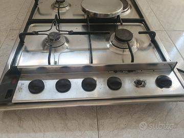 Piano cottira a gas con un fuoco elettrico