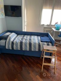 Letto Battistella con cassettoni e cassettiera blu