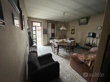 Casa padronale con portici e ampio cortile