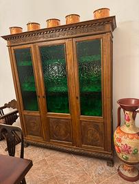 Vetrina/armadio antico in legno con vetri verdi