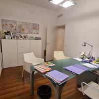 scrivania in vetro e acciaio