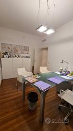 scrivania in vetro e acciaio