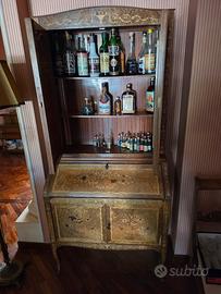 Mobile credenza finemente decorato