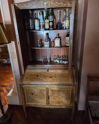 Mobile credenza finemente decorato