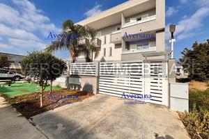 Villa con porticato recente costruzione