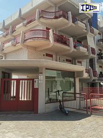 Trivani e bagno con posto auto V.le Virgilio