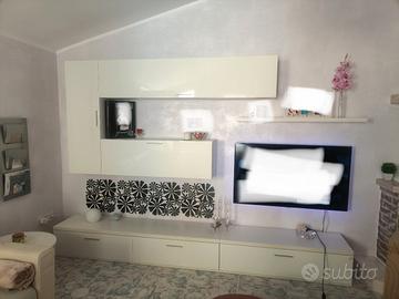 Parete attrezzata bianca 