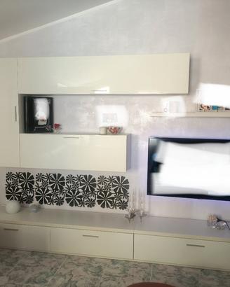 Parete attrezzata bianca 