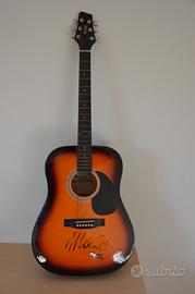 Chitarra acustica autografata da maurizio solieri