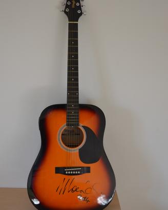 Chitarra acustica autografata da maurizio solieri