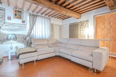 Appartamento di 181 m² con più di 5 locali e posto