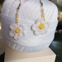 orecchini a fiore bianco e perline