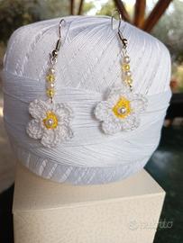 orecchini a fiore bianco e perline